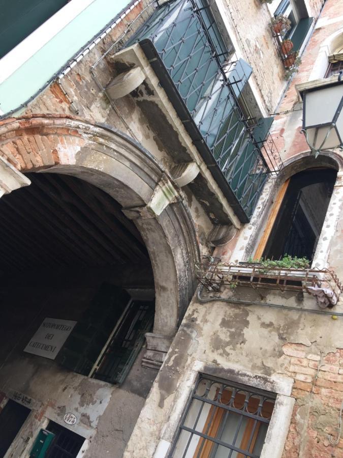 The Wolf House Hotel Velence Kültér fotó